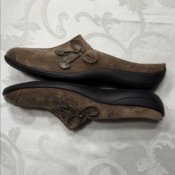 Women’s, like new,Natural Soul by Naturalizer brown suede clogs. Size 7M - Picture 7 of 10